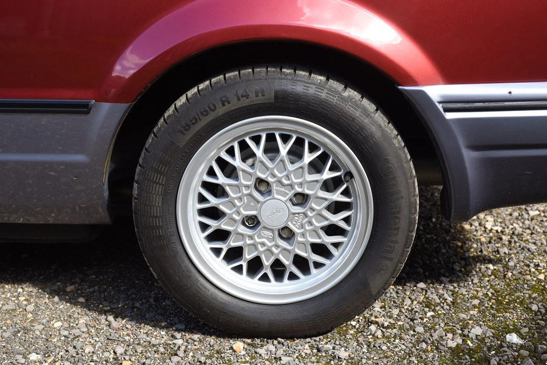 1989 Ford Escort - Image 25 of 30