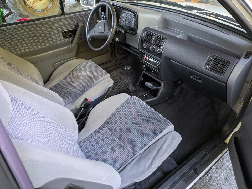 1990 Ford Escort - Image 8 of 30