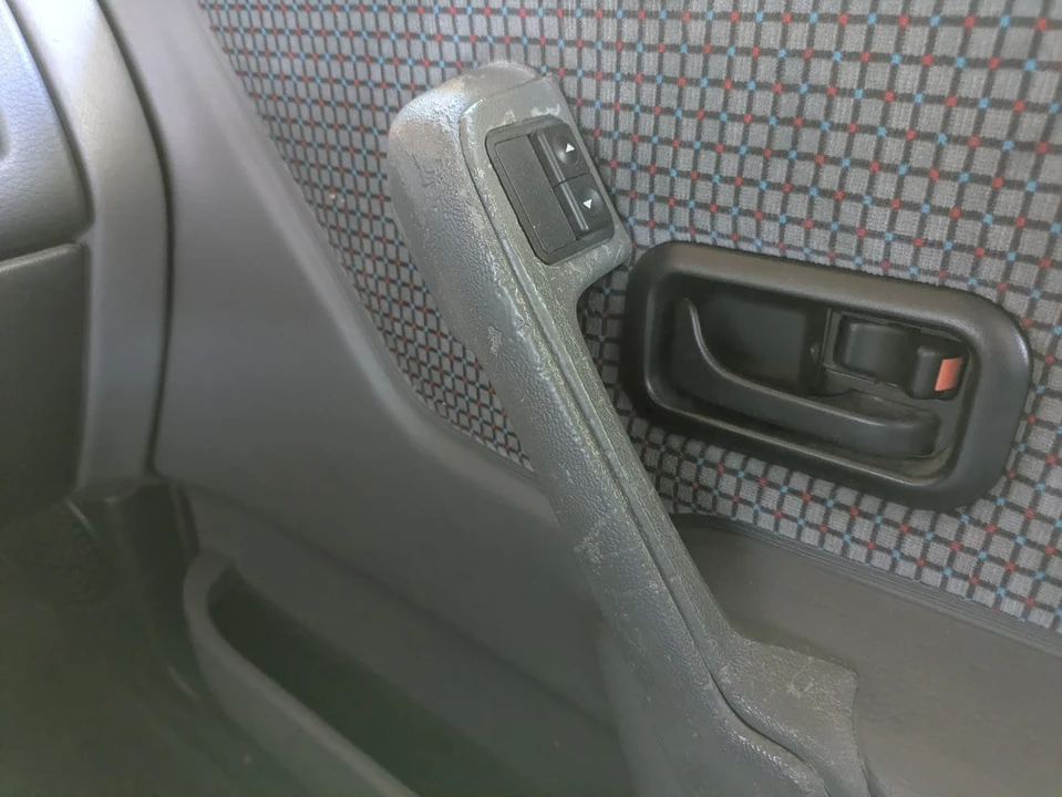 1990 Ford Escort - Image 13 of 31