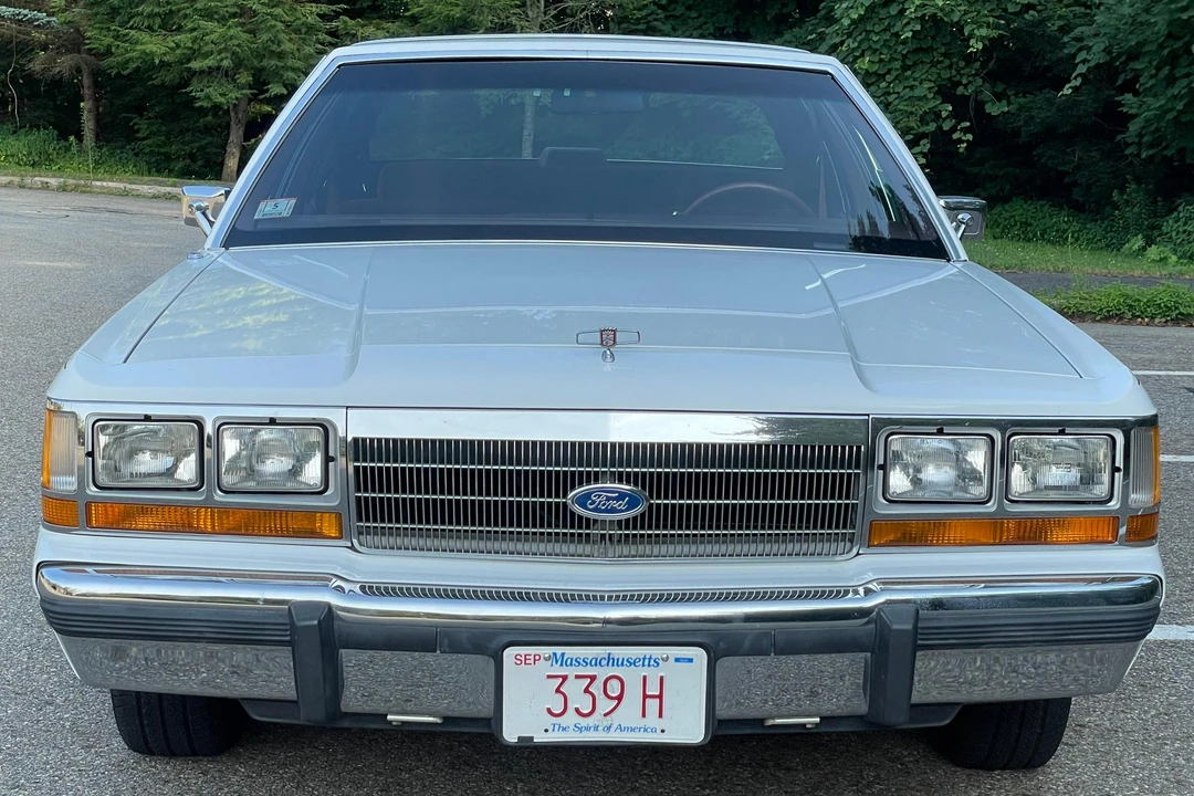 1990 Ford Crown Victoria - Image 2 of 31