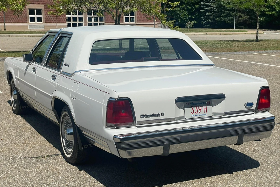 1990 Ford Crown Victoria - Image 4 of 31
