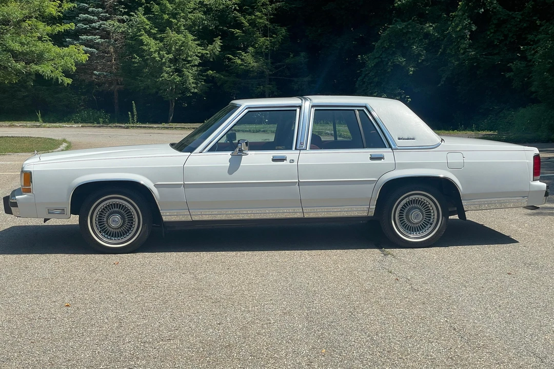 1990 Ford Crown Victoria - Image 3 of 31