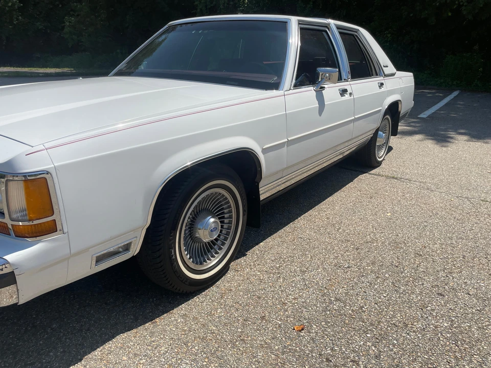 1990 Ford Crown Victoria - Image 19 of 31