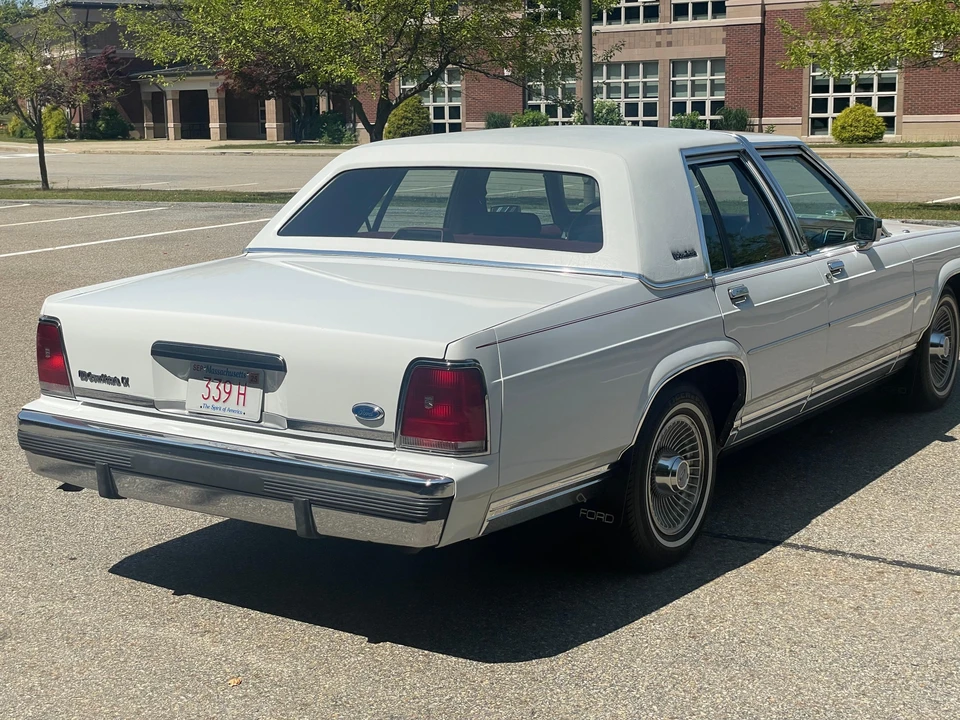 1990 Ford Crown Victoria - Image 11 of 31