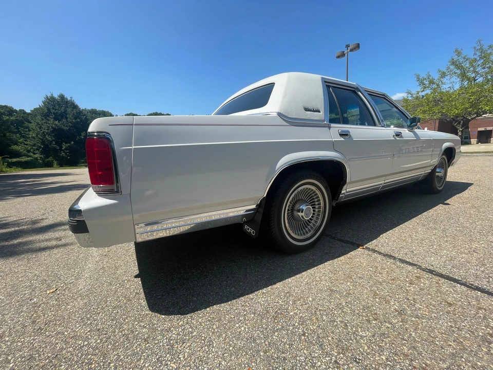 1990 Ford Crown Victoria - Image 12 of 31
