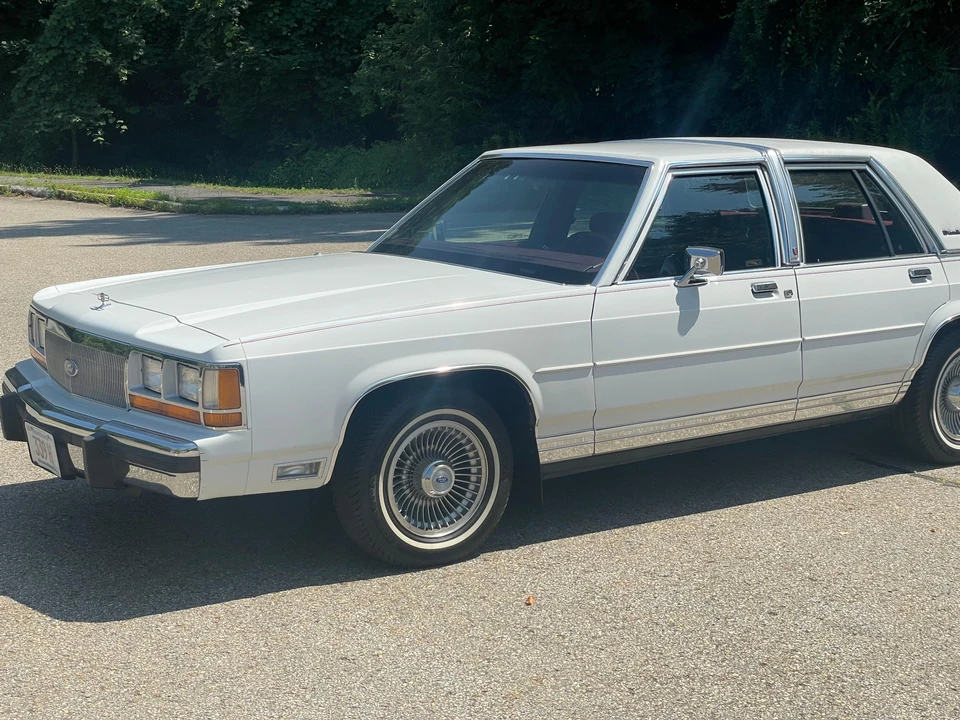 1990 Ford Crown Victoria - Image 22 of 31
