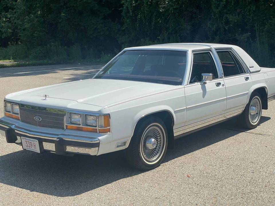 1990 Ford Crown Victoria - Image 21 of 31