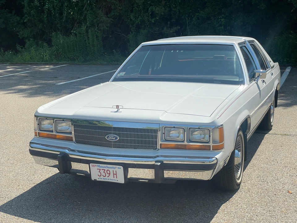 1990 Ford Crown Victoria - Image 8 of 31