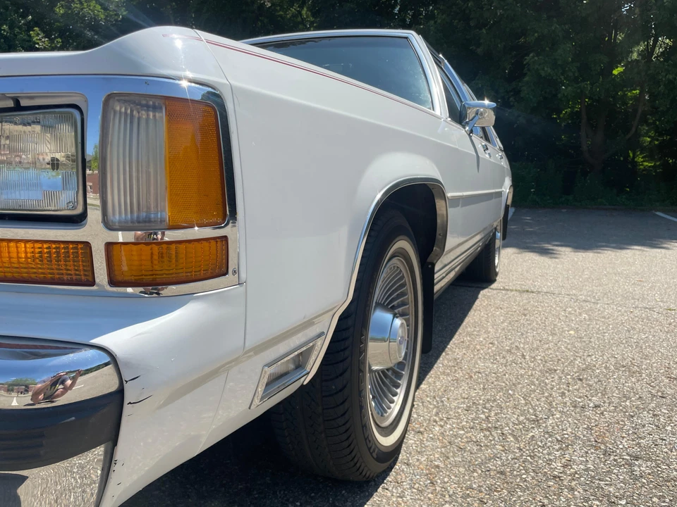1990 Ford Crown Victoria - Image 17 of 31