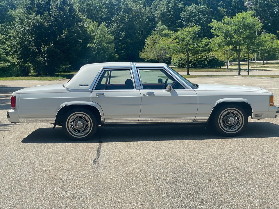 1990 Ford Crown Victoria - Image 13 of 31