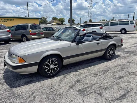1990 Ford Mustang Convertible 2D