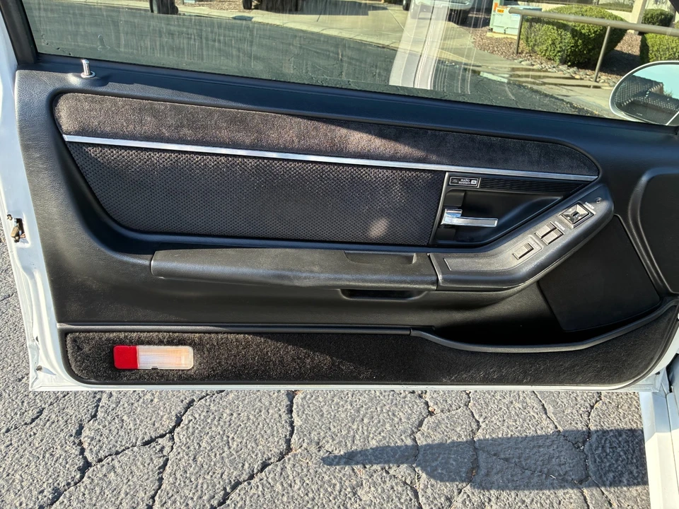 1990 Ford Thunderbird 10th Gen - Image 21 of 25