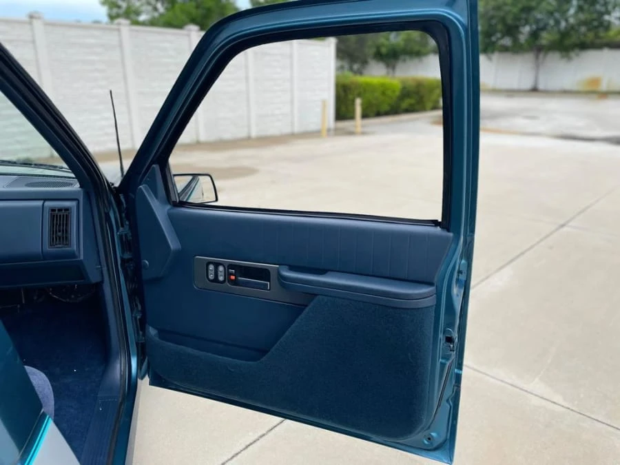 1990 GMC Sierra 1st Gen - Image 11 of 18