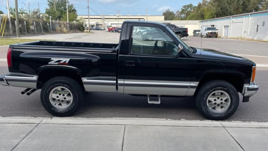 1990 GMC Sierra 1st Gen - Image 2 of 8