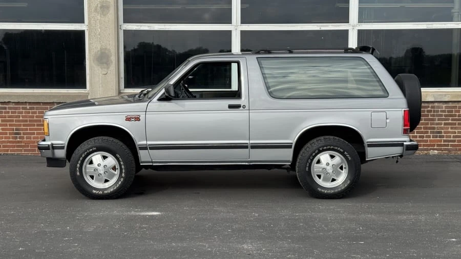 1990 GMC Jimmy 2nd Gen - Image 2 of 14