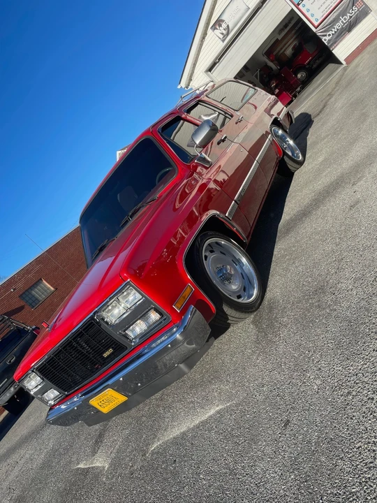 1990 GMC Suburban 7th Gen - Image 4 of 21