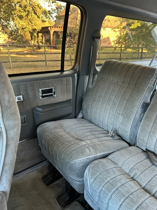 1990 GMC Suburban 7th Gen - Image 13 of 31