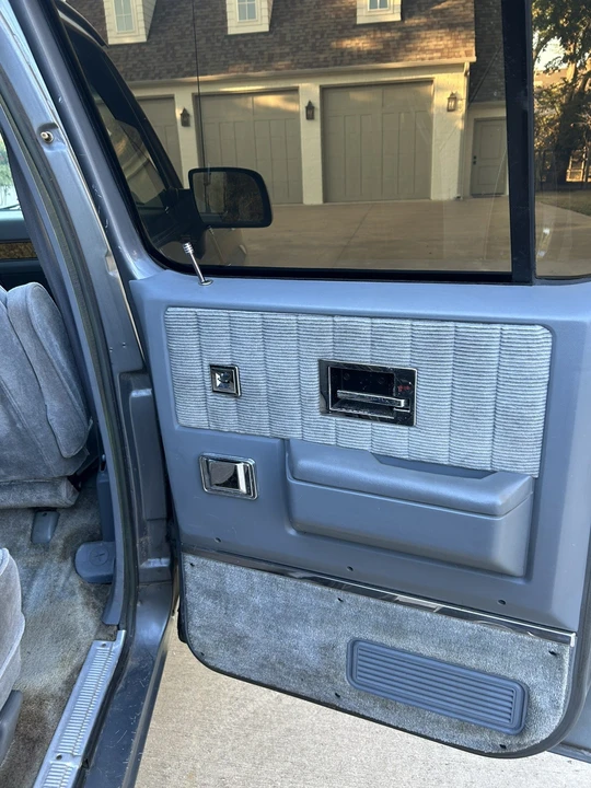 1990 GMC Suburban 7th Gen - Image 31 of 31