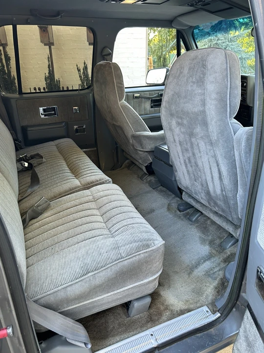 1990 GMC Suburban 7th Gen - Image 15 of 31