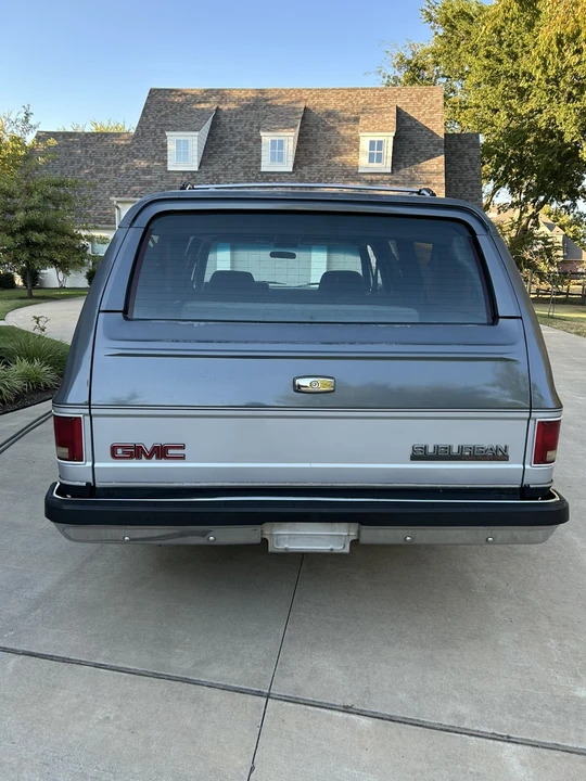 1990 GMC Suburban 7th Gen - Image 2 of 31