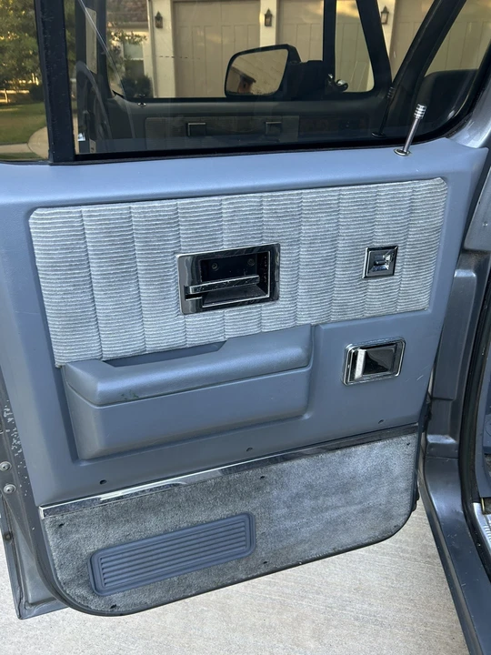 1990 GMC Suburban 7th Gen - Image 11 of 31