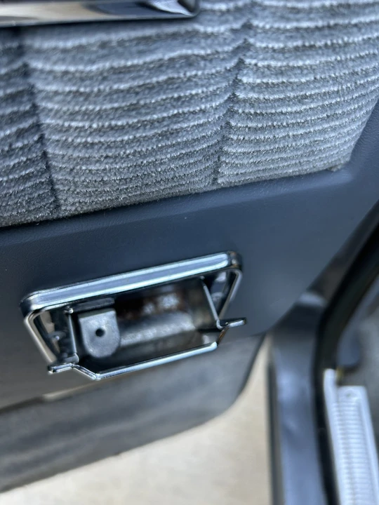 1990 GMC Suburban 7th Gen - Image 7 of 31