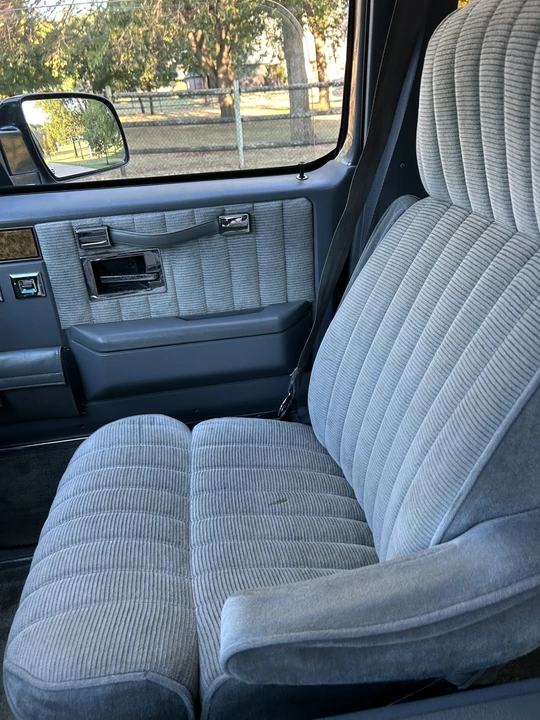 1990 GMC Suburban 7th Gen - Image 10 of 31