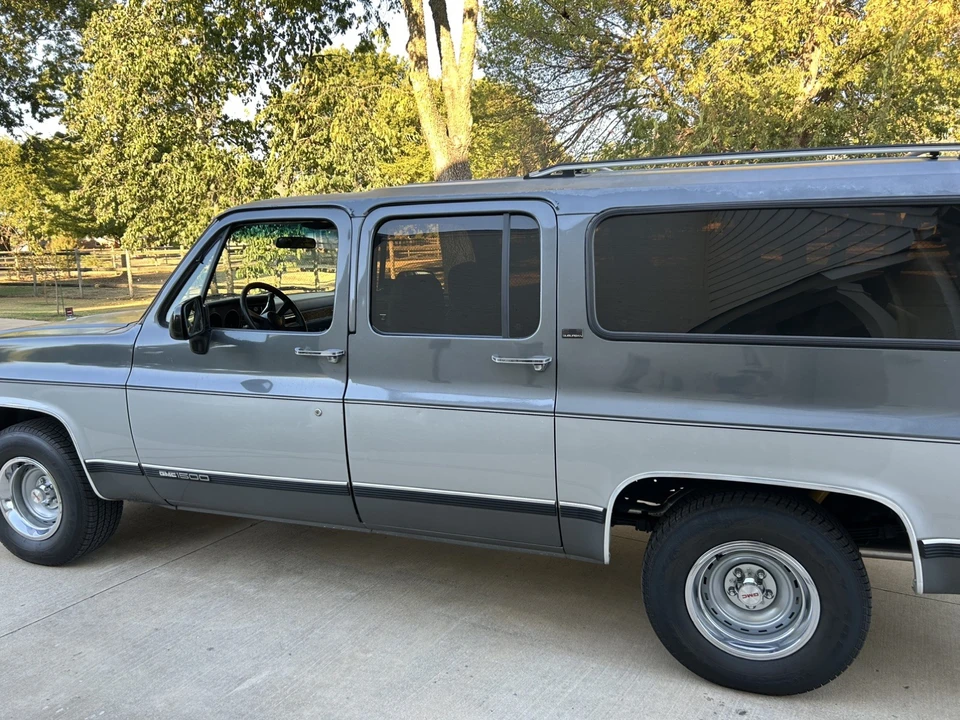 1990 GMC Suburban 7th Gen - Image 6 of 31