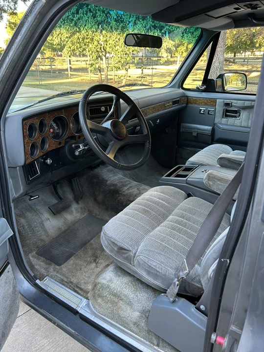 1990 GMC Suburban 7th Gen - Image 3 of 31