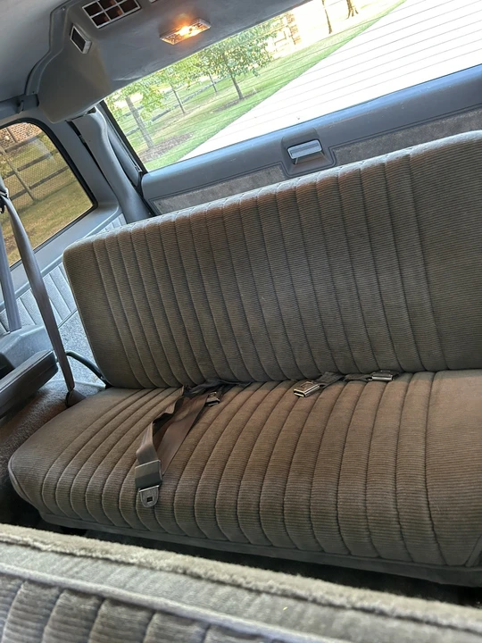1990 GMC Suburban 7th Gen - Image 21 of 31