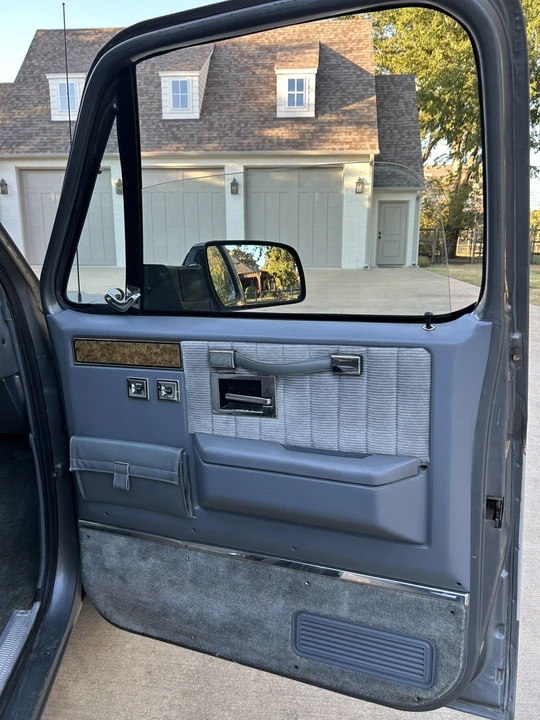 1990 GMC Suburban 7th Gen - Image 28 of 31