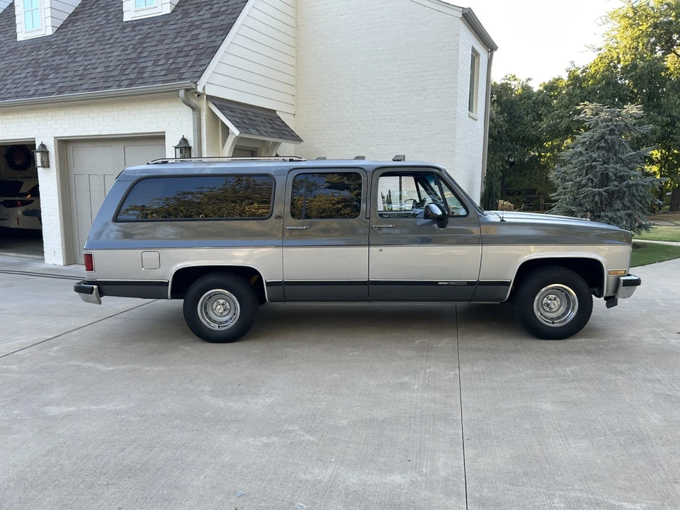 1990 GMC Suburban 7th Gen - Image 18 of 31