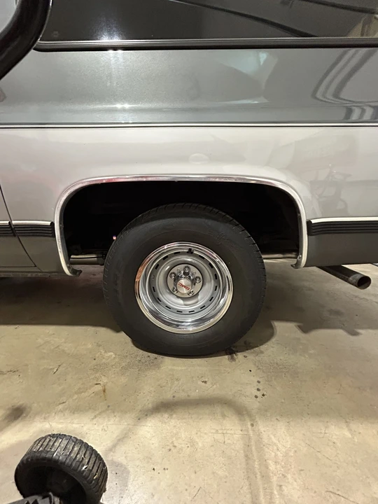 1990 GMC Suburban 7th Gen - Image 14 of 31