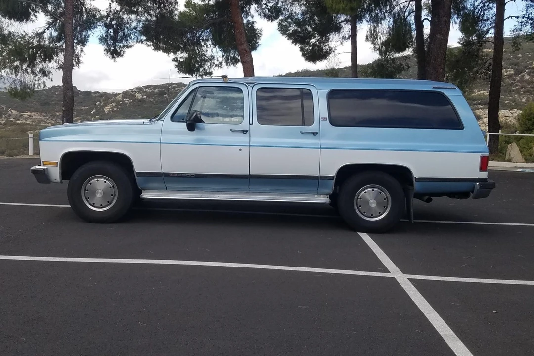 1990 GMC Suburban 7th Gen - Image 5 of 31