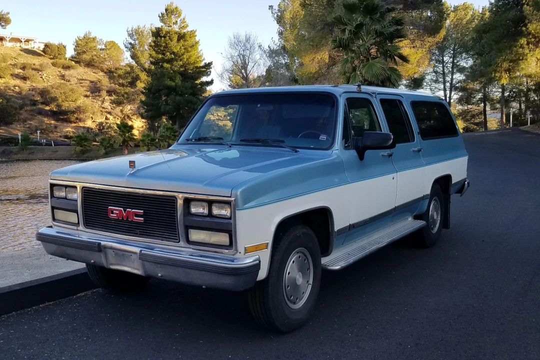 1990 GMC Suburban 7th Gen - Image 2 of 31