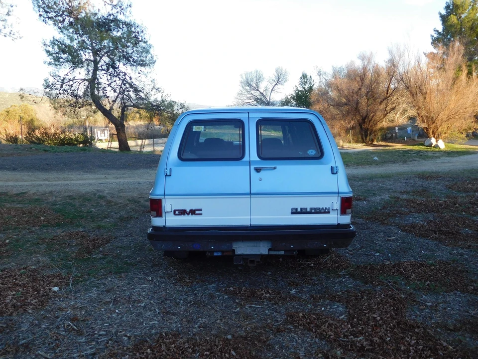 1990 GMC Suburban 7th Gen - Image 8 of 31