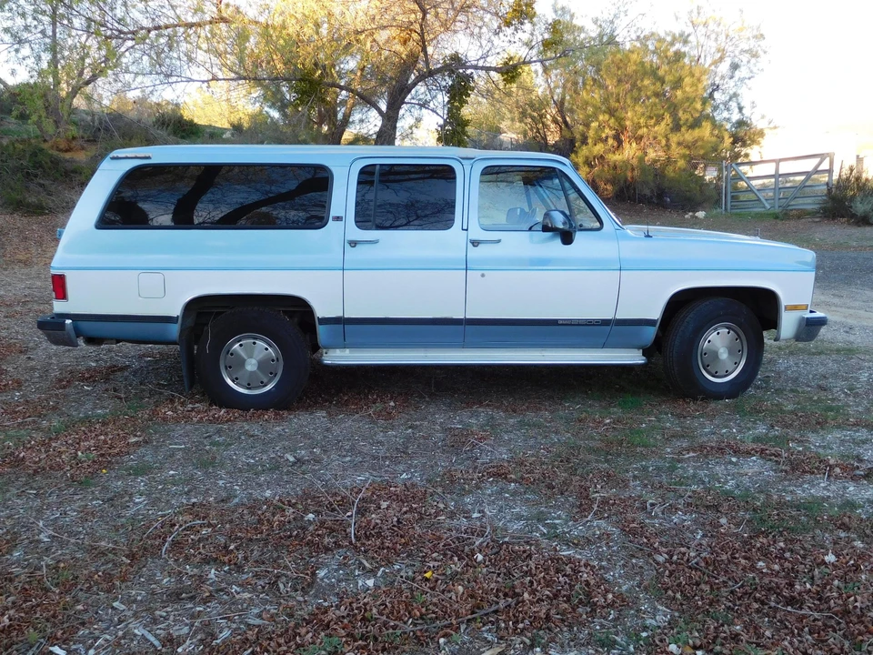 1990 GMC Suburban 7th Gen - Image 12 of 31