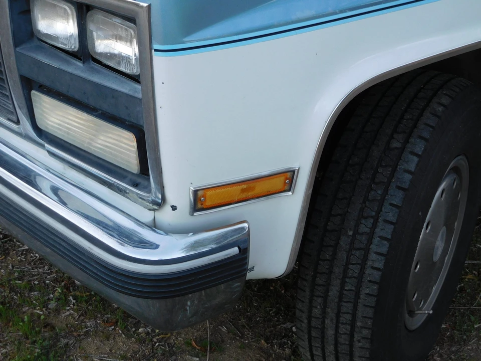 1990 GMC Suburban 7th Gen - Image 18 of 31