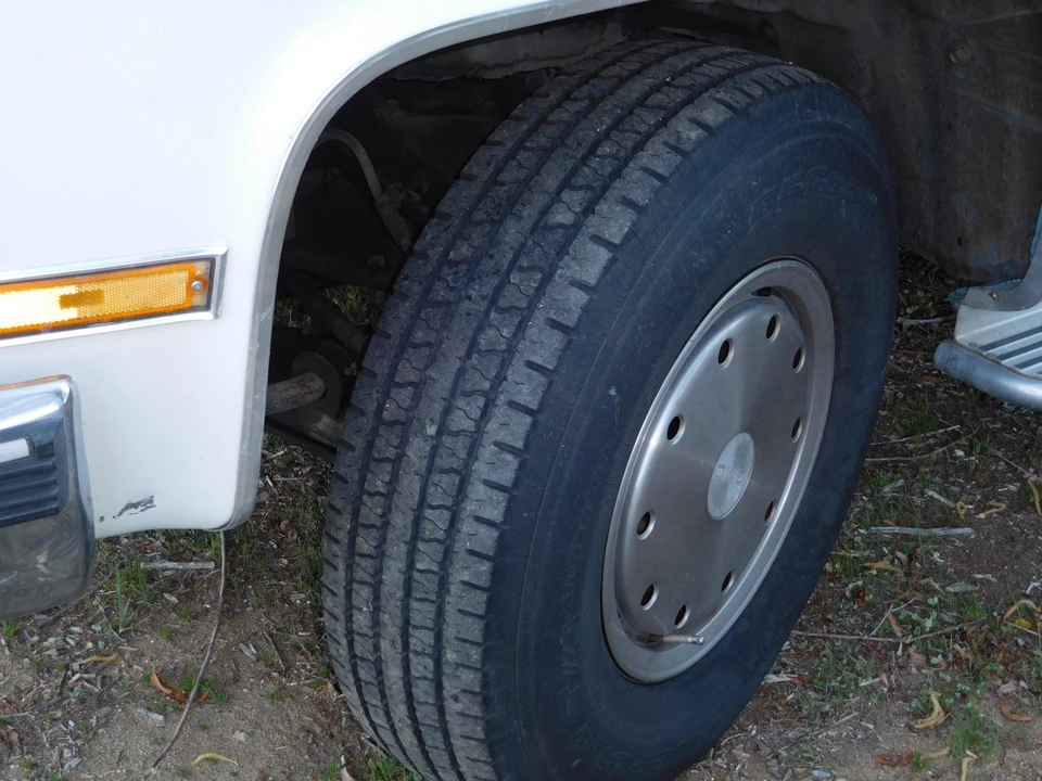 1990 GMC Suburban 7th Gen - Image 26 of 31
