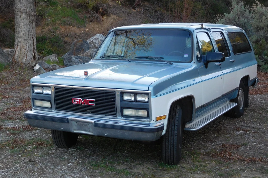 1990 GMC Suburban 7th Gen - Image 3 of 31