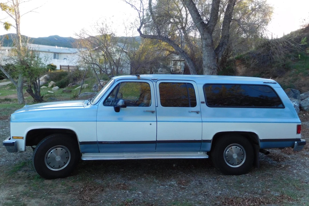 1990 GMC Suburban 7th Gen - Image 4 of 31