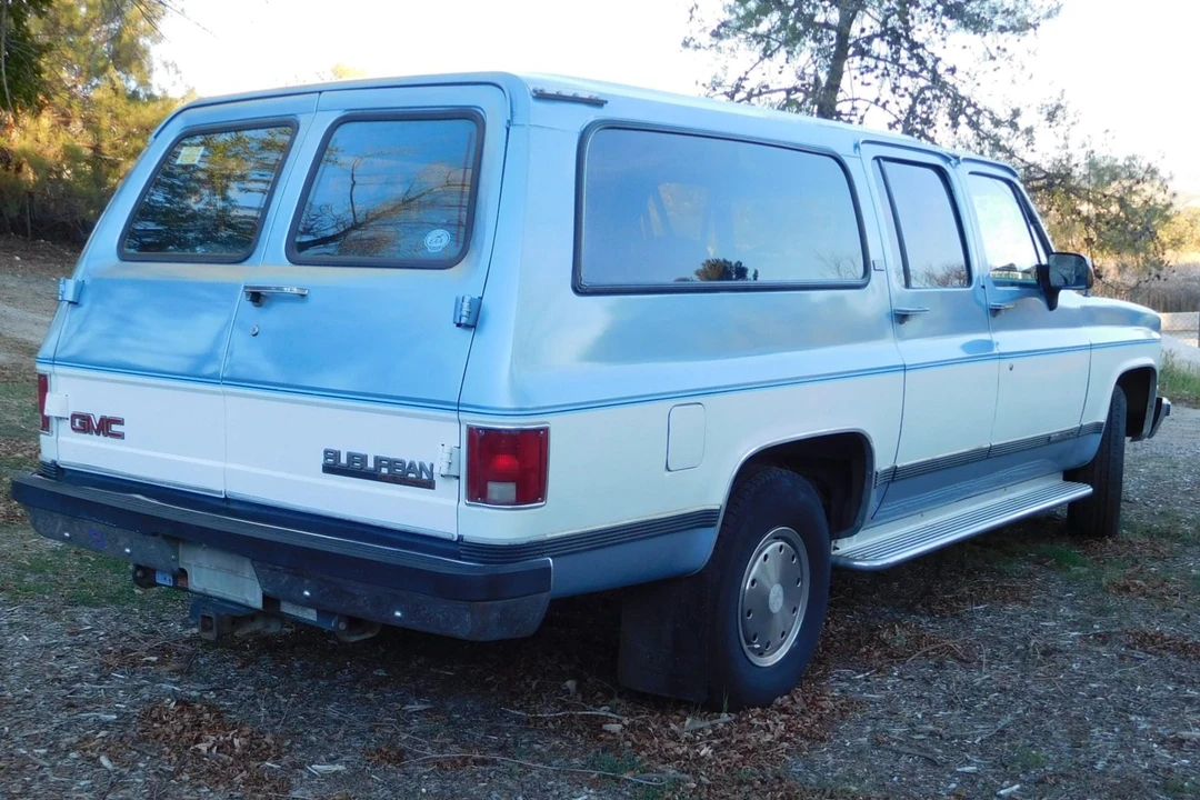 1990 GMC Suburban 7th Gen - Image 9 of 31