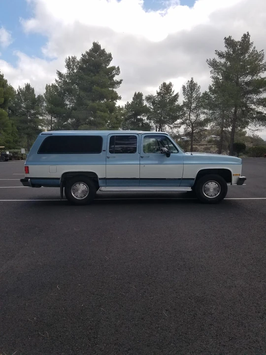 1990 GMC Suburban 7th Gen - Image 11 of 31