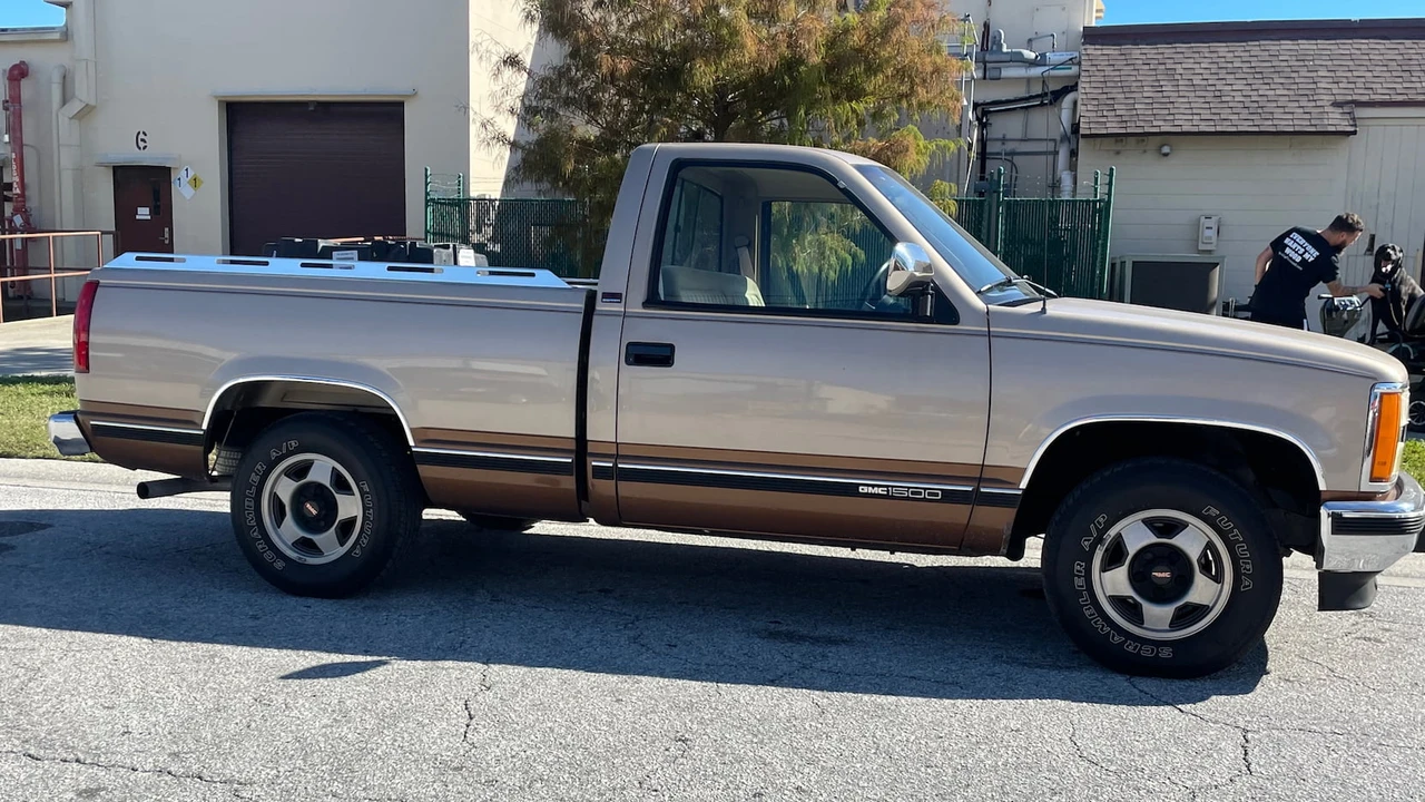 1990 GMC Sierra 1st Gen - Image 2 of 4