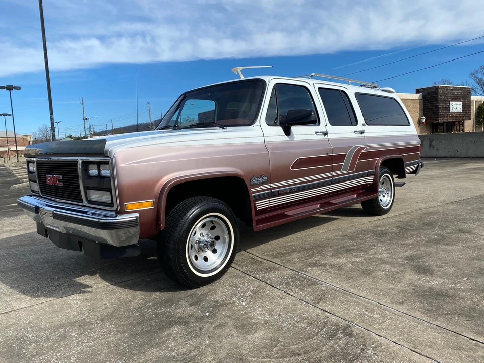 1990 GMC Suburban 7th Gen - Image 2 of 31