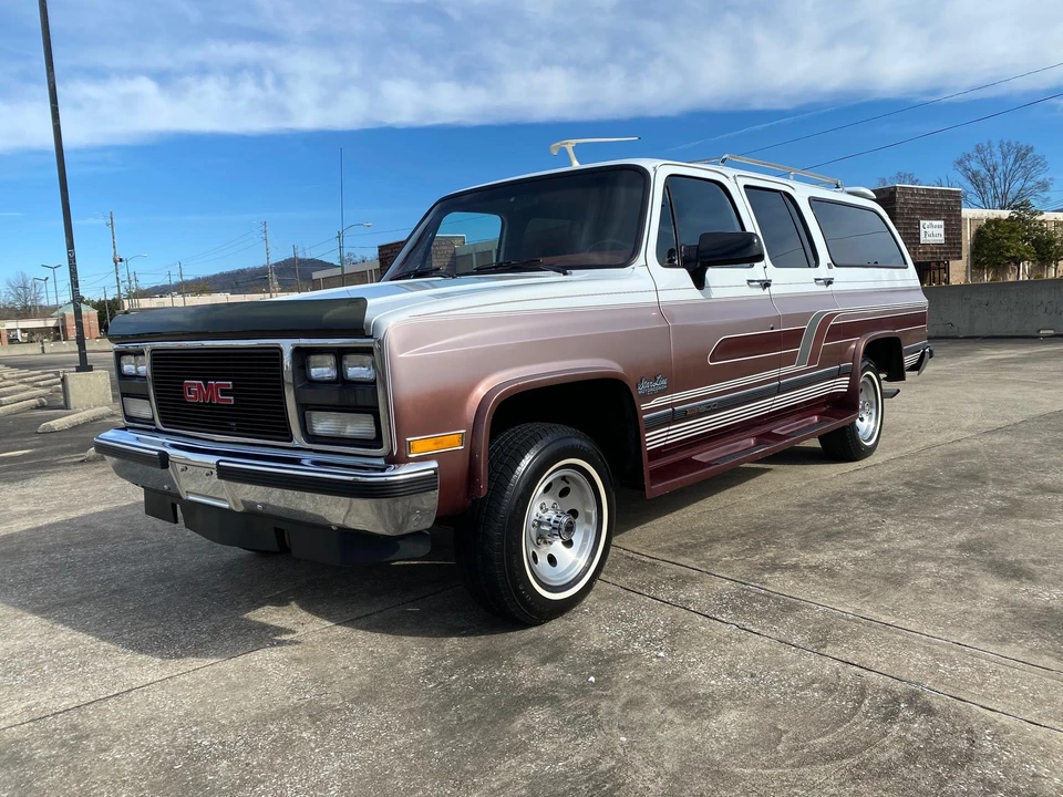 1990 GMC Suburban 7th Gen - Image 3 of 31