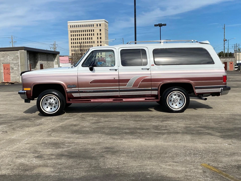 1990 GMC Suburban 7th Gen - Image 11 of 31