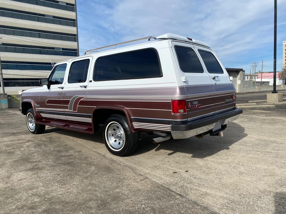 1990 GMC Suburban 7th Gen - Image 10 of 31