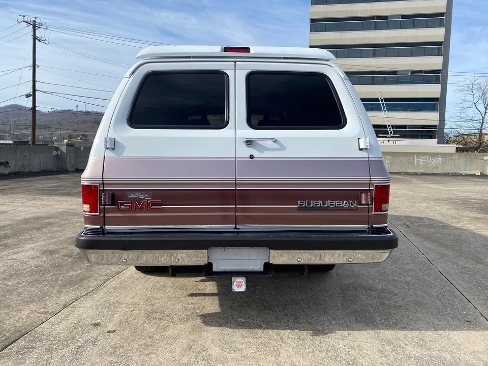 1990 GMC Suburban 7th Gen - Image 8 of 31