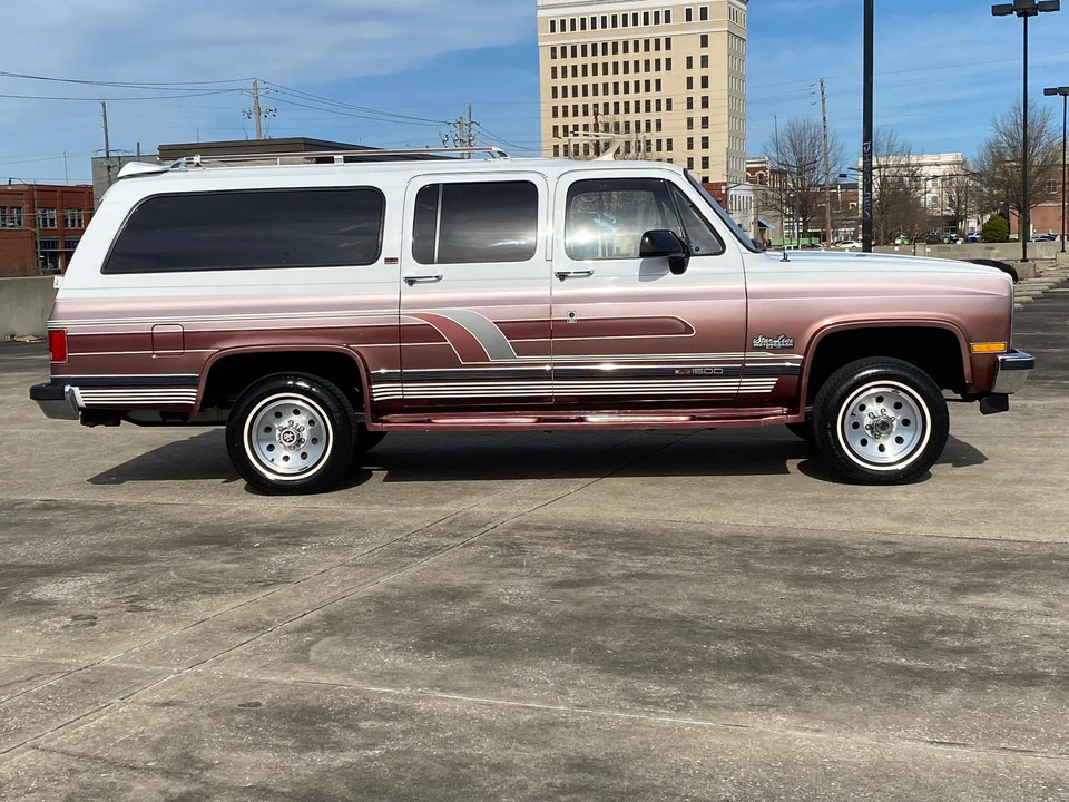1990 GMC Suburban 7th Gen - Image 6 of 31